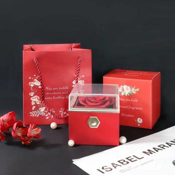 Romantična darilna škatlica za nakit z vrtljivim delom WonderRose, Rdeča